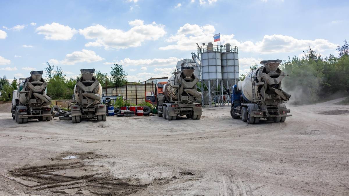 A base da proposta é a terra compactada (solo prensado com água), envolvida por uma estrutura que aumenta sua resistência