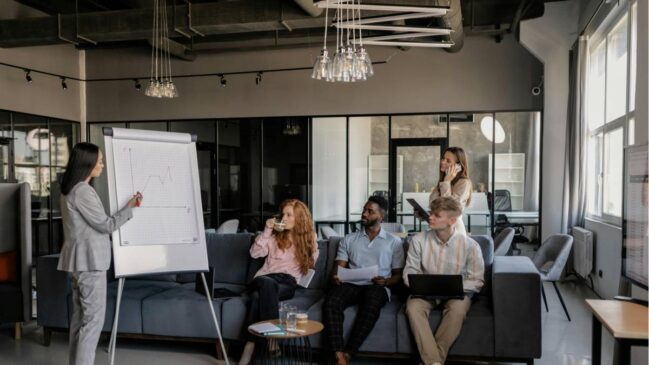 Debate sobre jovens no mercado de trabalho ganha força e expõe custos da exclusão, da escassez de mão de obra e da perda de competitividade para empresas brasileiras