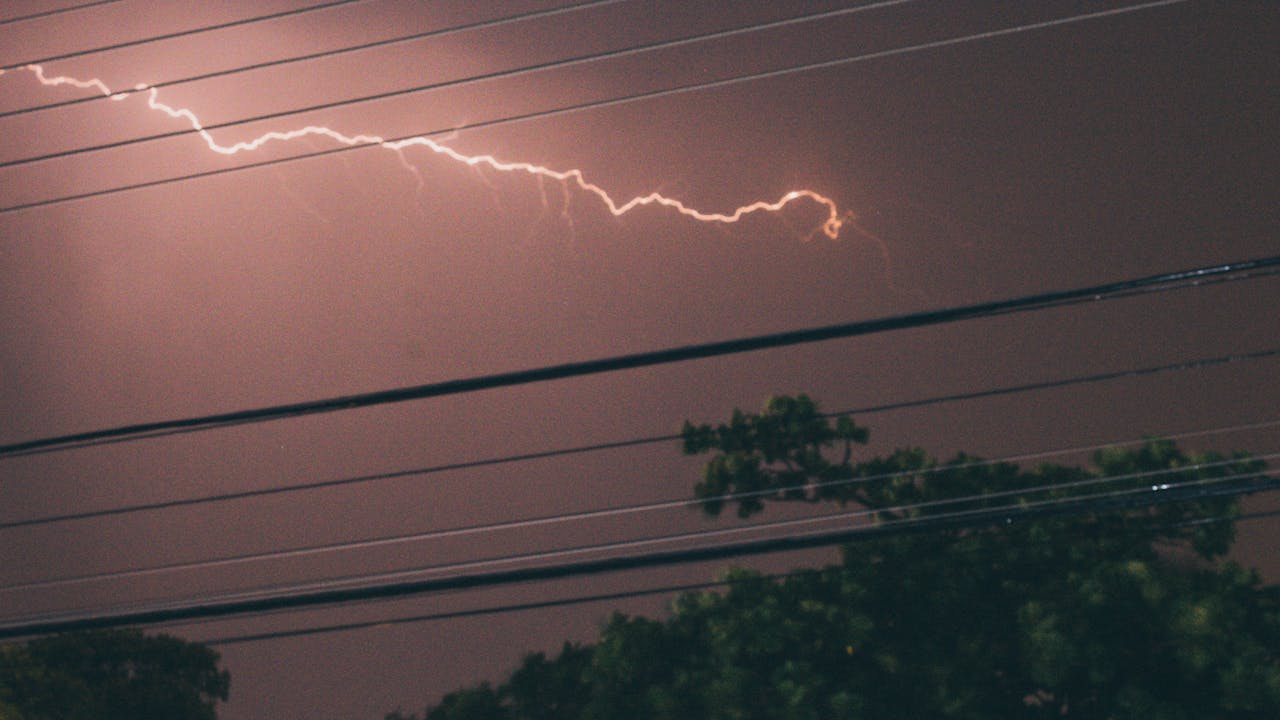 Algumas regiões do centro-oeste terão tempestades com raios / Pexels