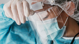 2020, a pandemia de Covid-19: A crise sanitária provocada pelo coronavírus alterou drasticamente a vida cotidiana em escala global. Milhões de pessoas morreram, sistemas de saúde foram pressionados e economias enfrentaram retração. / Freepik