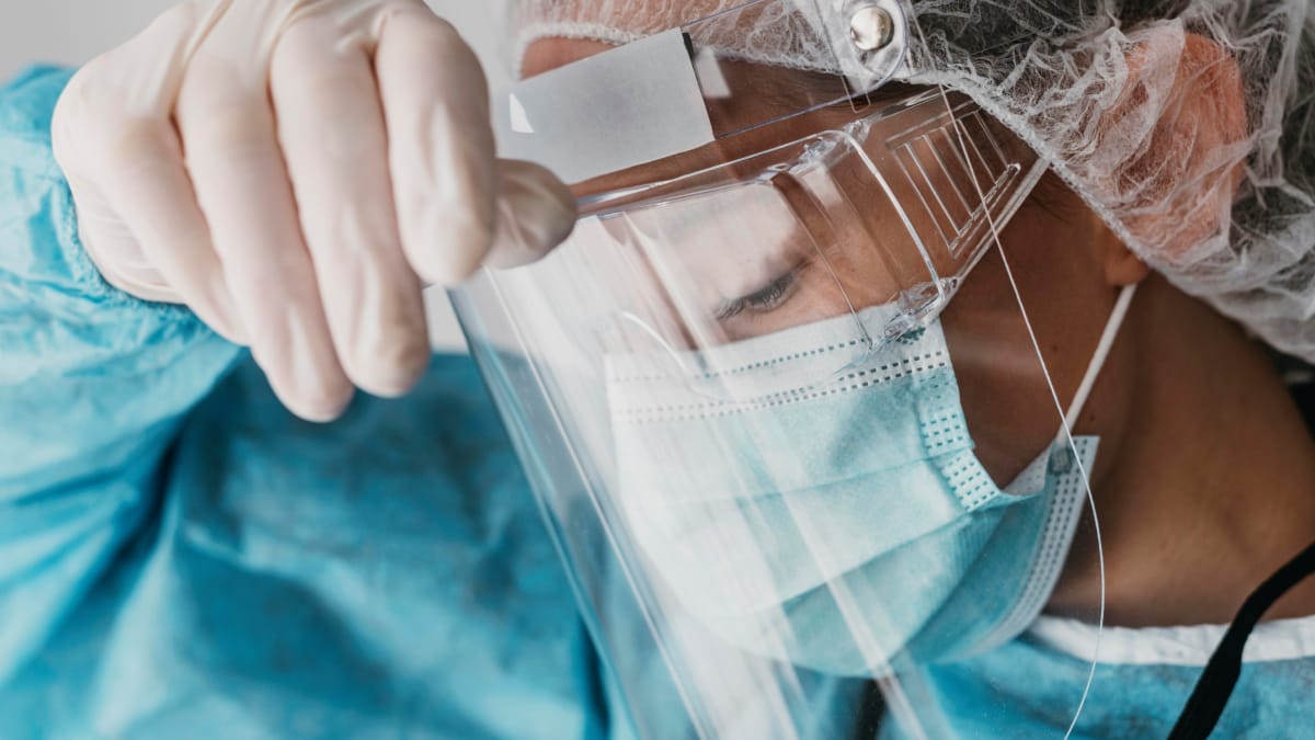 2020, a pandemia de Covid-19: A crise sanitária provocada pelo coronavírus alterou drasticamente a vida cotidiana em escala global. Milhões de pessoas morreram, sistemas de saúde foram pressionados e economias enfrentaram retração. / Freepik