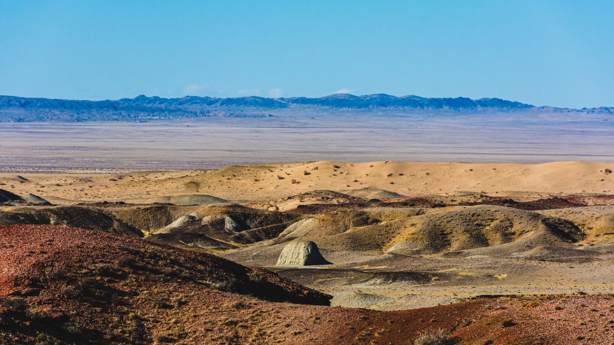 Localizado entre a Mongólia e a China, o Gobi abriga paisagens áridas e montanhas rochosas / Pixabay