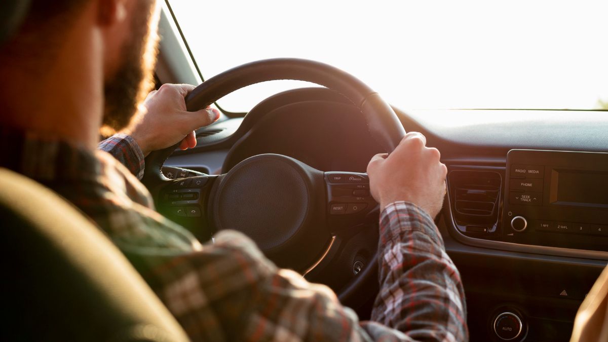 Muitos carros modernos já exigem a embreagem acionada para ligar o motor/Freepik