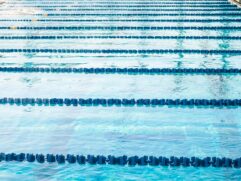 Principal suspeita é de vazamento de cloro ou de outro tipo de gás na água da piscina (foto meramente ilustrativa)