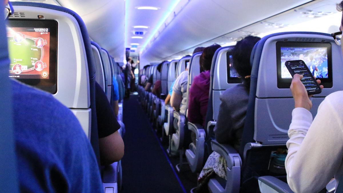 O piloto calcula cuidadosamente o ponto exato de rotação, chamado de VR, antes de puxar o manche / Pixabay