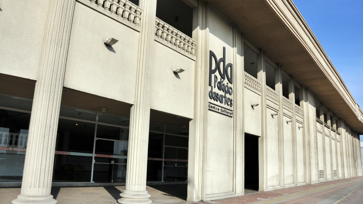 O Palácio das Artes está localizado na Avenida Presidente Costa e Silva