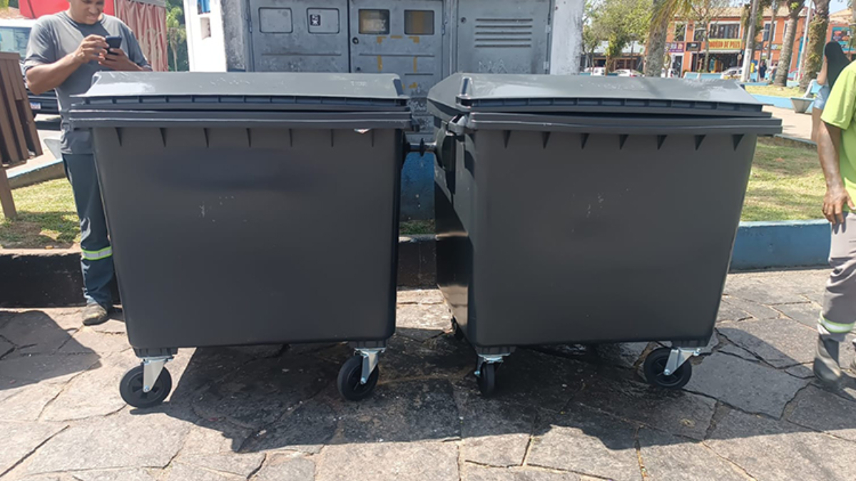 Os contêineres foram implantados com o objetivo de organizar a coleta de lixo e aprimorar a limpeza urbana