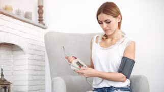 Pressão arterial não deve ser tratada com um número único para todos: em idosos, a meta ideal precisa considerar histórico de saúde, sintomas e risco cardiovascular