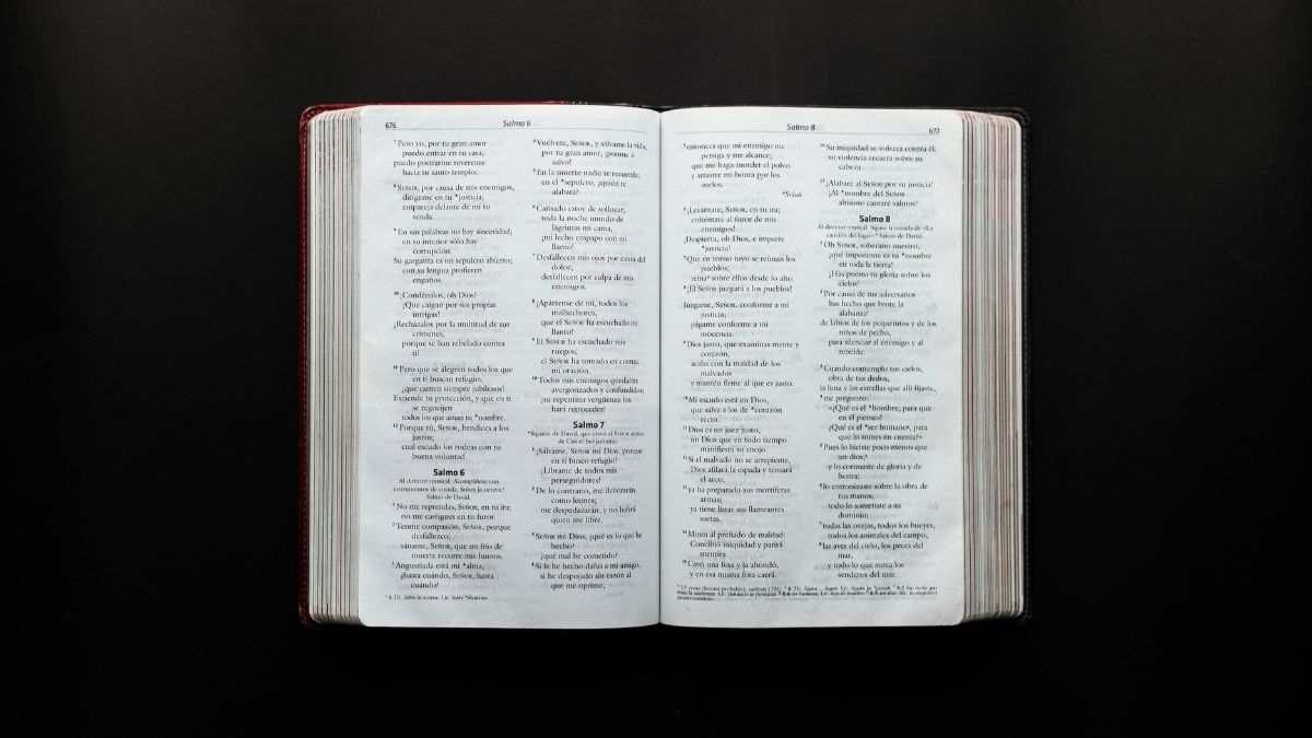 Proposta do deputado Pastor Diniz (União-RR) prevê respaldo jurídico para símbolos religiosos e leitura de textos sagrados em sessões dos Três Poderes /Pexels