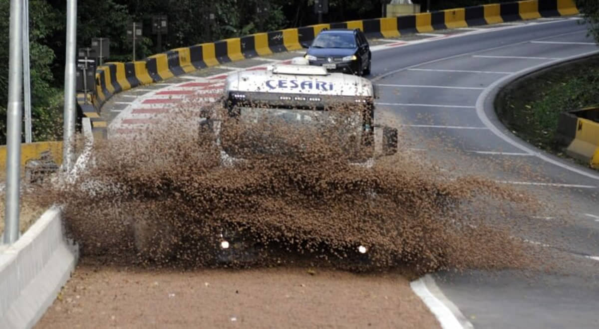 Caminhão sem freio é parado por uma das rampas de escape da Anchieta e motorista sai ileso