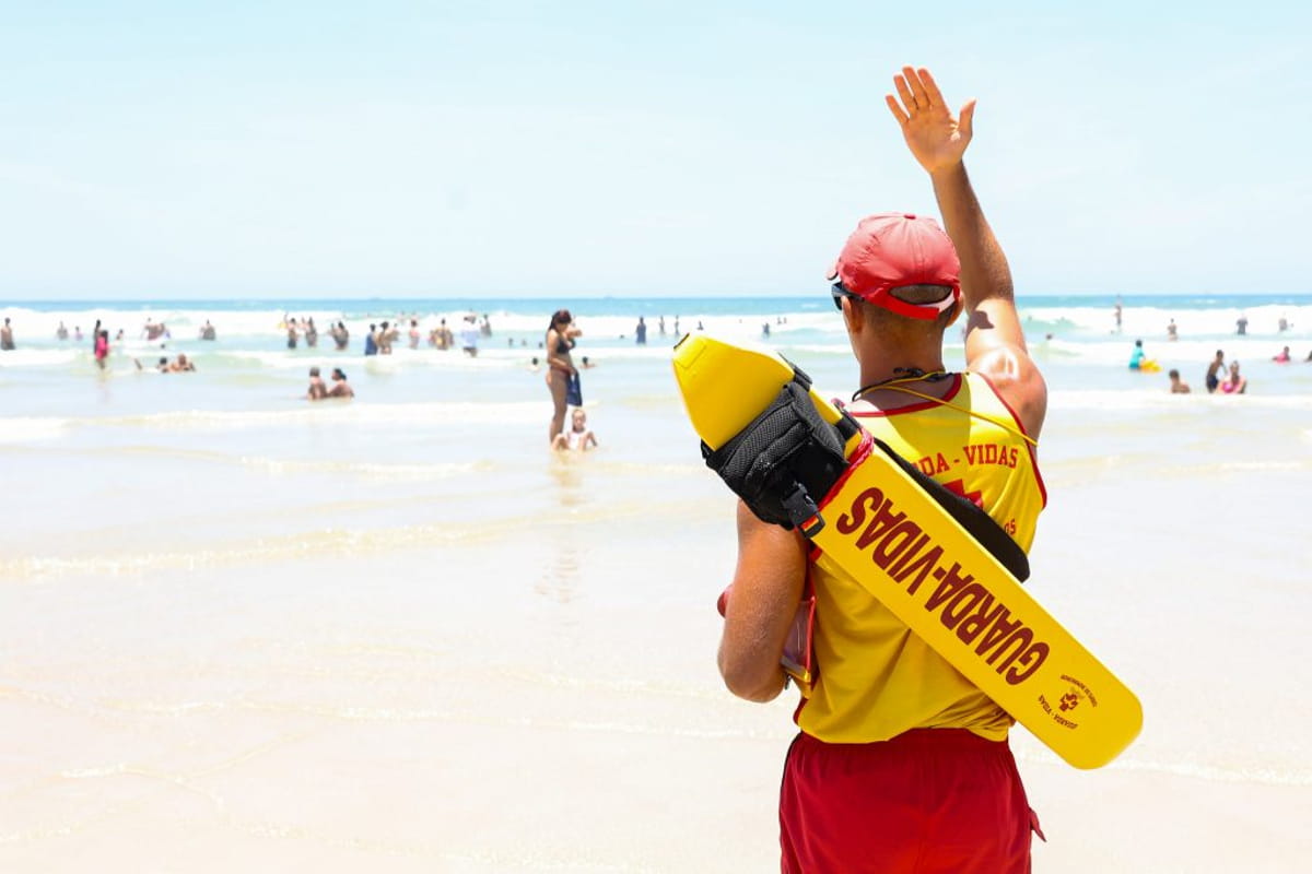 O Corpo de Bombeiros orienta que banhistas evitem áreas com bandeiras vermelhas, não entrem no mar após consumo de álcool e procurem sempre locais monitorados por equipes de salvamento