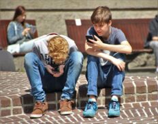 Pesquisas que apontaram que 74% das crianças e adolescentes australianos já tiveram contato com conteúdo nocivo online