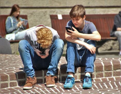 Pesquisas que apontaram que 74% das crianças e adolescentes australianos já tiveram contato com conteúdo nocivo online