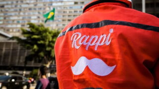 Com estoque próprio e farmacêuticos presentes em tempo integral, a companhia assume a responsabilidade total pela venda e regulação