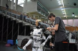 Essa robô humanoide impressiona pela capacidade de 'imitar' humanos