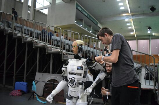 Essa robô humanoide impressiona pela capacidade de 'imitar' humanos