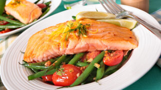 O salmão se consolidou como presença frequente na mesa dos brasileiros, especialmente em pratos como sushi, sashimi e versões grelhadas.