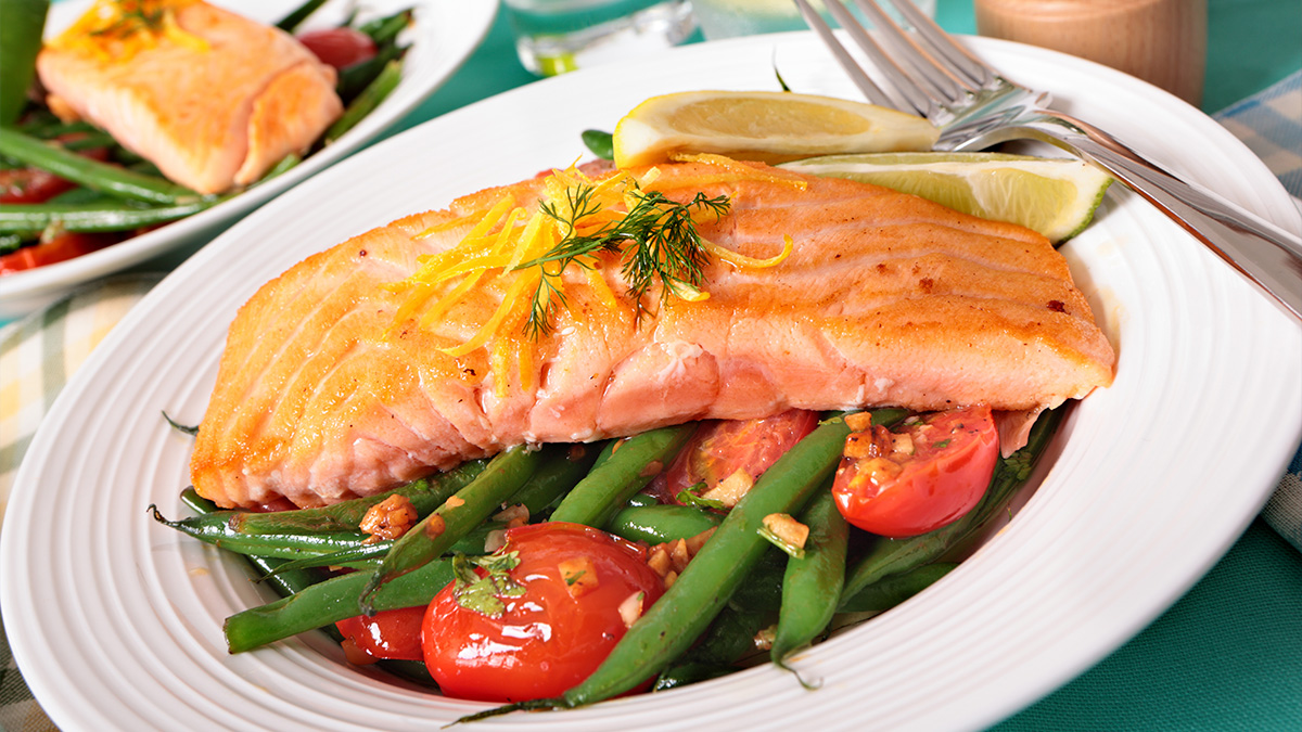 O salmão se consolidou como presença frequente na mesa dos brasileiros, especialmente em pratos como sushi, sashimi e versões grelhadas.