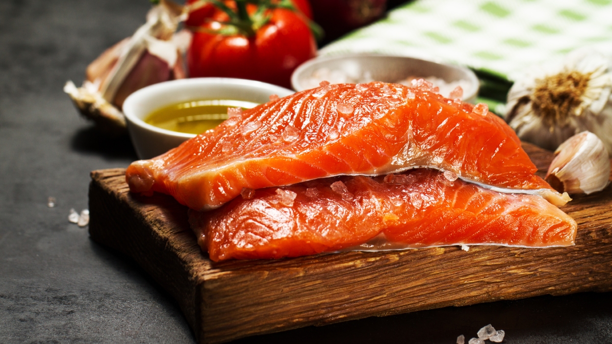 O salmão é uma das melhores fontes de proteína de alta qualidade e de ômega-3 / Freepik/valeria_aksakova