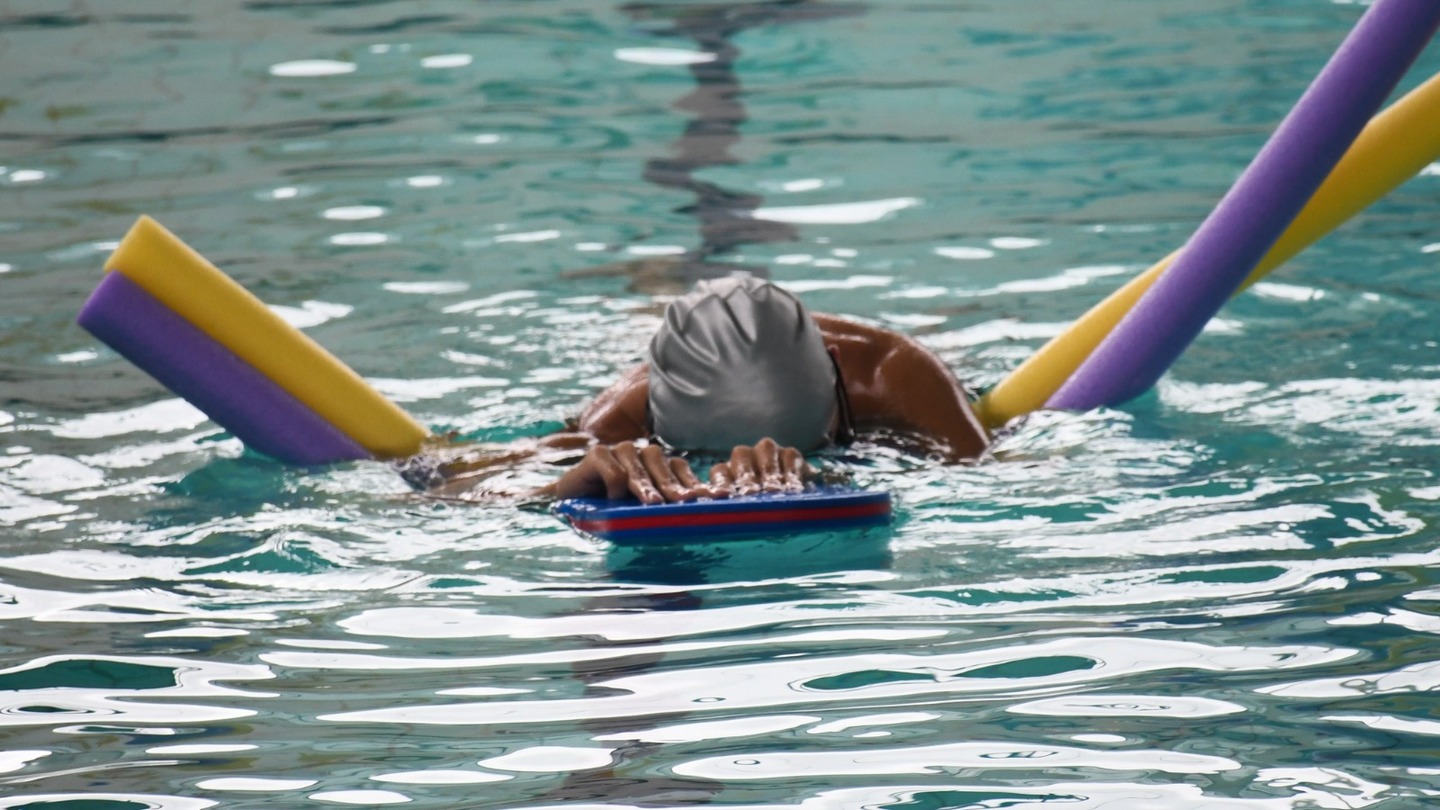 As inscrições ocorrem presencialmente nos locais onde as aulas serão realizadas