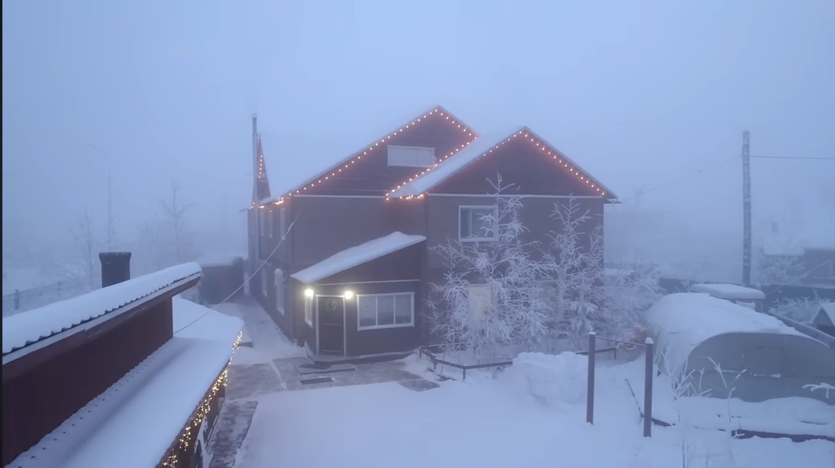 As moradias em Oymyakon são construídas para suportar o frio intenso