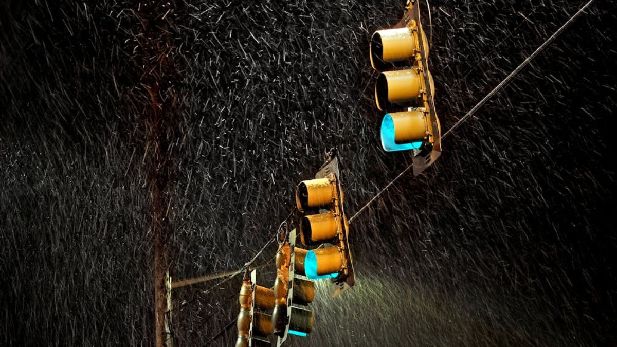 Em caso de maior concentração de veículos em determinada via, o sistema amplia o tempo de sinal verde