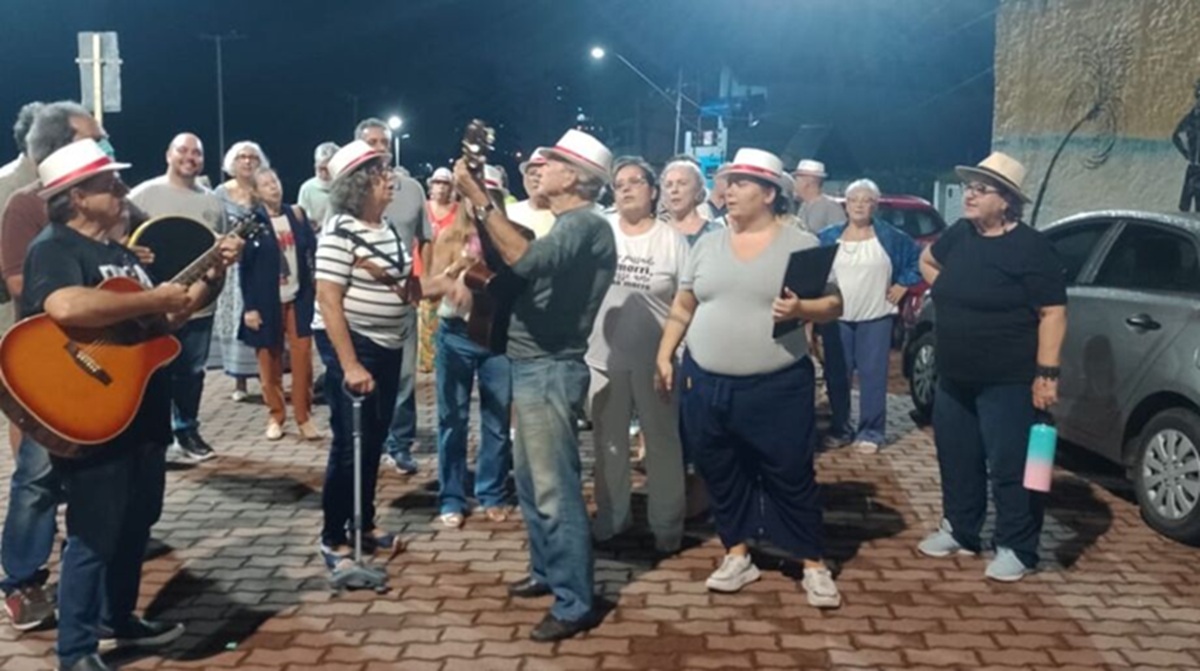 Grupo Seresteiros de Itanhaém é conhecido por resgatar a memória musical da cidade com violão e poesia