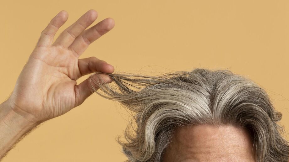Amarela fácil: poluição, sol e calor podem deixar o cabelo branco amarelado. Freepik
