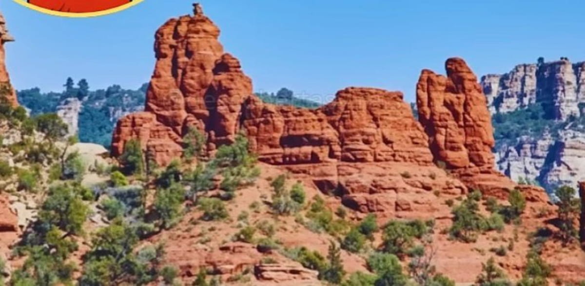 Conhecida como Snoopy Rock, a formação está localizada na cidade de Sedona, região famosa por suas paisagens avermelhadas e imponentes estruturas de arenito