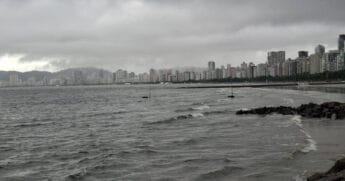 O sábado amanheceu nublado e com chuva em algumas cidades do litoral paulista