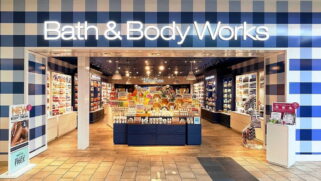 No site oficial, a Bath & Body Works destaca que suas fragrâncias combinam natureza e ciência, com fórmulas desenvolvidas sem testes em animais e com ingredientes considerados limpos e regulamentados