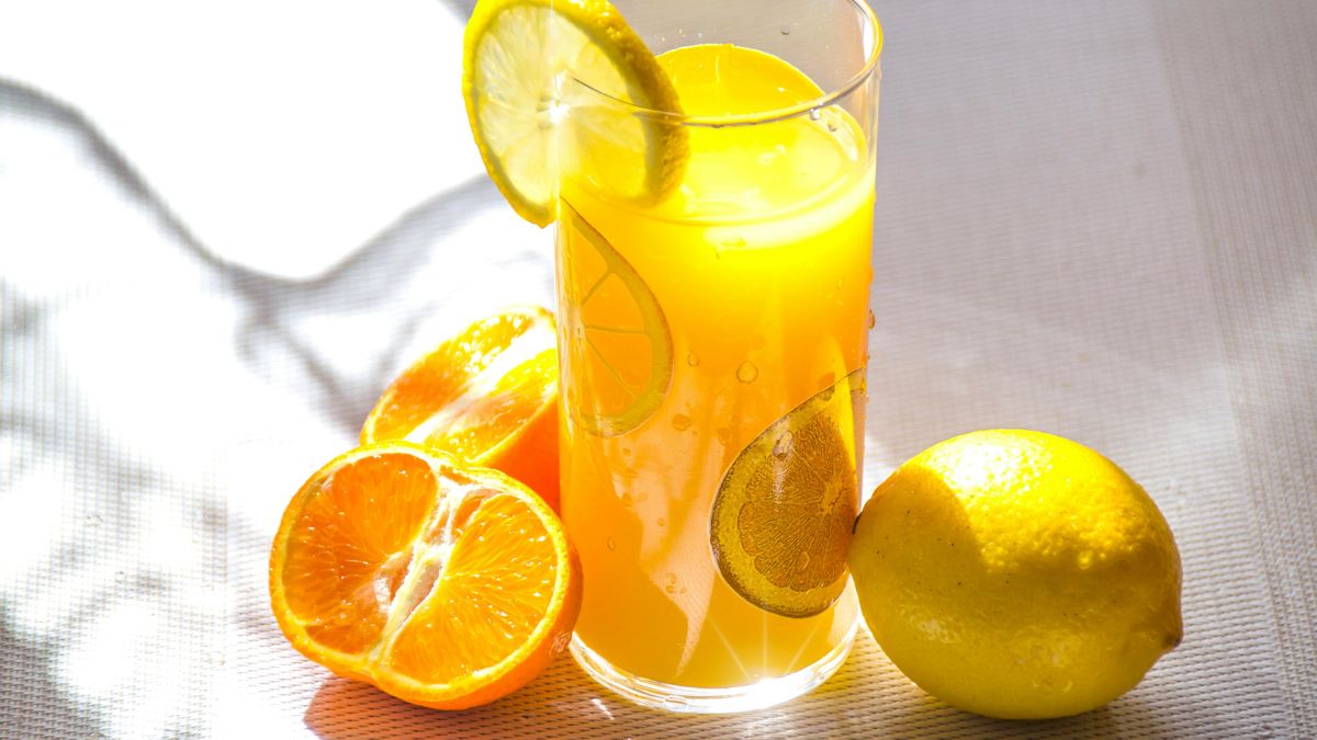 O suco de limão sem açúcar tem baixo teor de carboidratos e pode ter impacto glicêmico reduzido quando consumido com moderação por pessoas com diabetes/Pexels