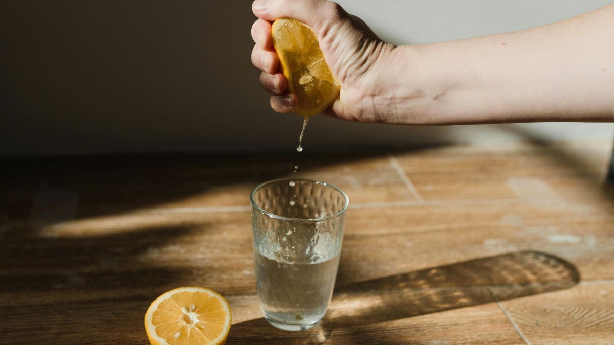 Por ser naturalmente ácido, o limão pode ajudar a desacelerar a absorção de carboidratos em algumas refeições, mas não substitui o tratamento médico/Pexels