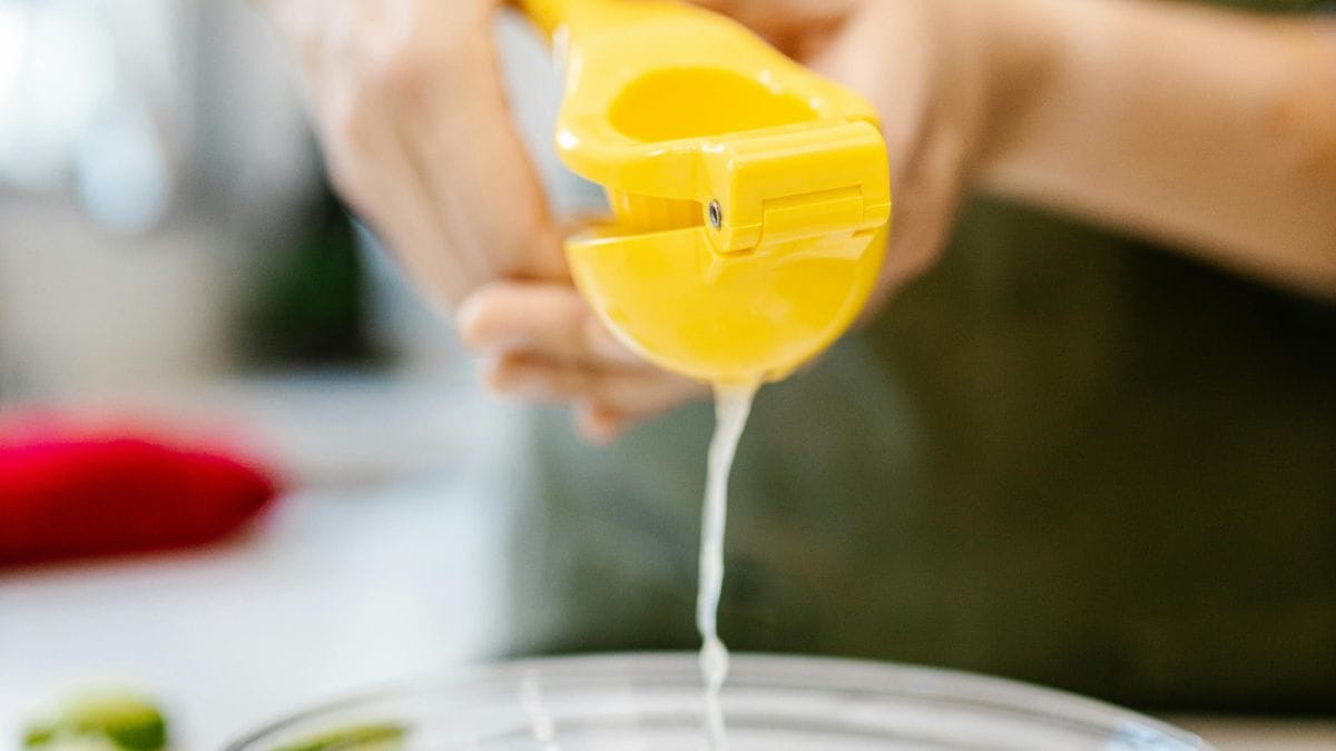 Mesmo sendo uma opção mais leve, o suco de limão deve ser incluído dentro de um plano alimentar equilibrado e orientado por profissional de saúde/Pexels
