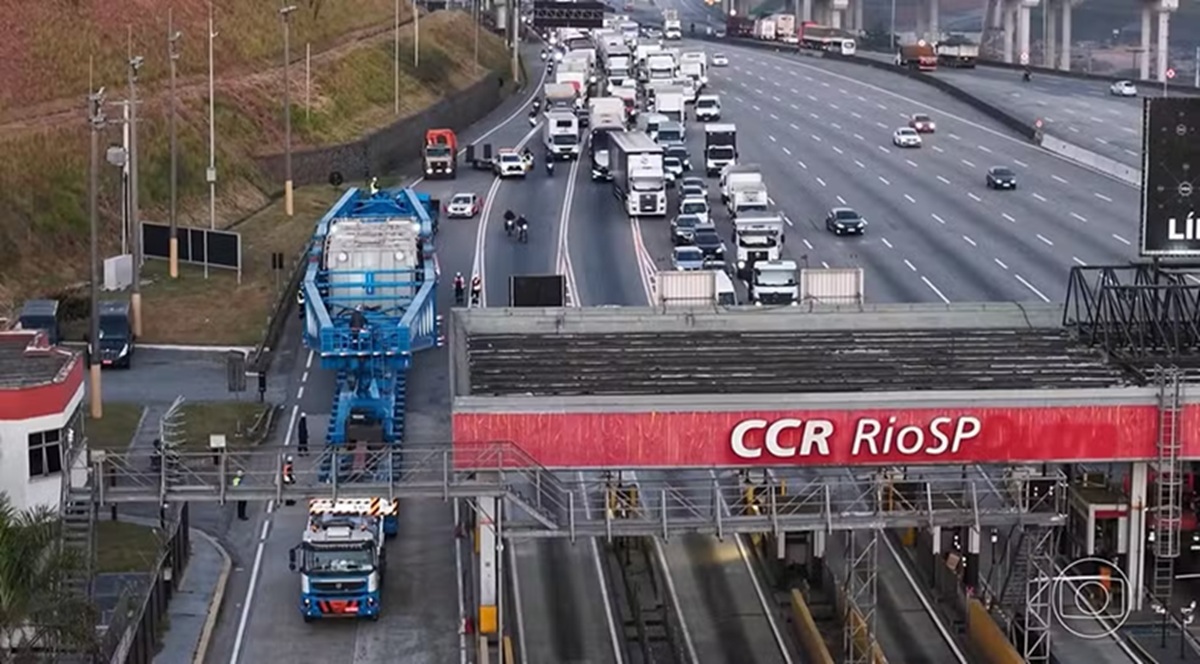 Supercarreta de 540 toneladas superou desafios nas estradas para chegar ao Porto de Santos