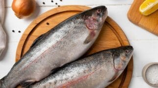 No entanto, o robalo, pescado na costa brasileira, mantém o status de carne firme, sabor delicado e alta procura