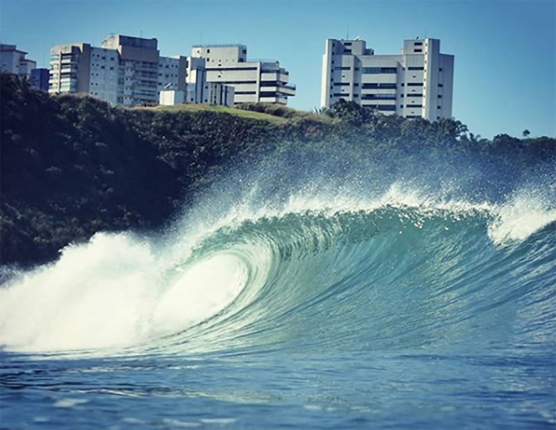 Agora sabemos o motivo dos surfistas adorarem a Praia do Tombo / Reprodução / Alberto Porcelli - ASGSUrf