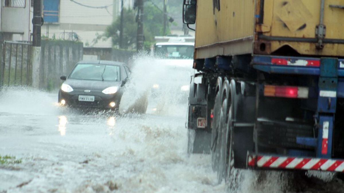 A entrada da cidade de Santos está parcialmente alagada