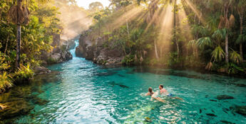 Casal nada no 3&ordm; menor rio do mundo, que fica no Brasil, e oferece natureza ímpar