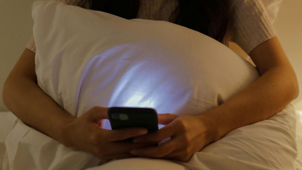 O PineDrama, novo aplicativo do TikTok, marca a evolução das novelas para o formato vertical. Focada em agilidade e conveniência, a plataforma oferece microdramas exclusivos que se adaptam ao ritmo de quem consome conteúdo rápido pelo celular/Pexels
