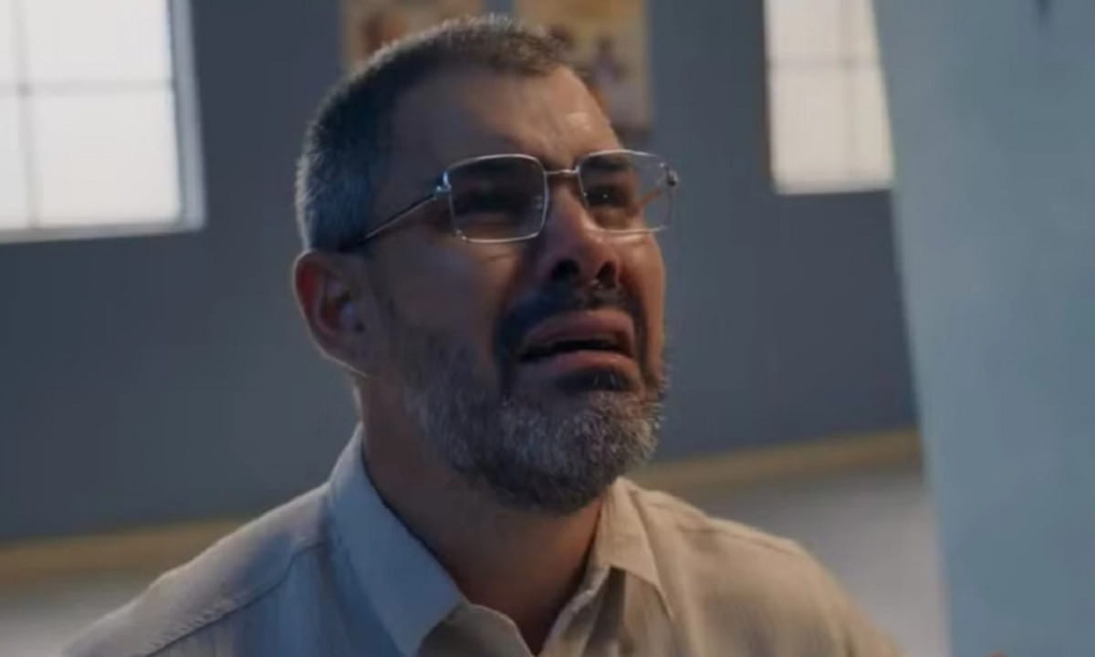 Em uma cena de tirar o fôlego, enquanto Joélly dá à luz em condições precárias, Jorginho tenta desarmar os vilões fingindo um mal-estar