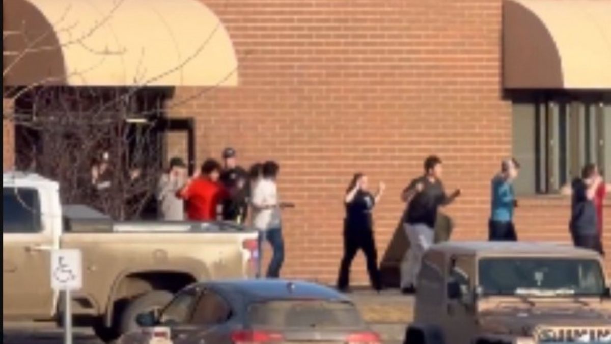 Um vídeo que está circulando nas redes sociais mostra os alunos da escola deixando o edifício em fila indiana e com os braços para cima