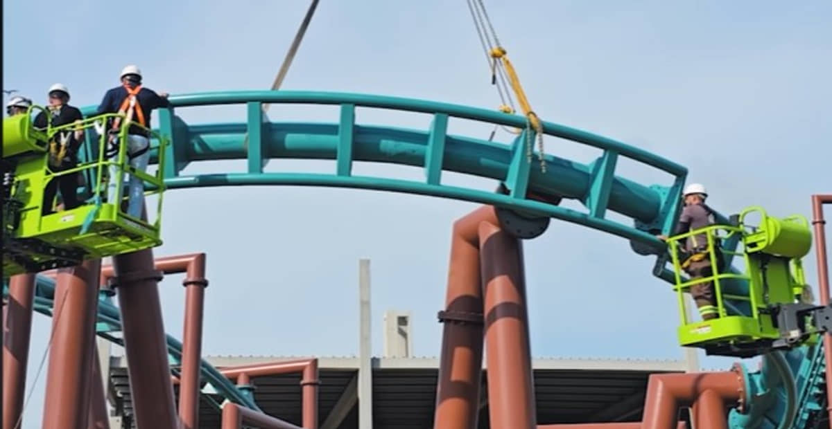 Alê Costa e equipe 'instalam' último trilho da terceira montanha-russa do parque