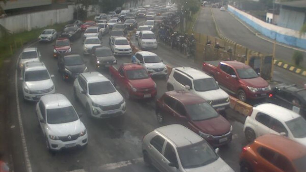 A travessia de balsas na manhã desta quarta-feira, 11, segue com tempo de espera de quase 60 minutos em um trecho específico