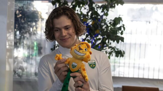 Lucas cumpre a promessa de mostrar que 'ser gringo' ou 'ser brasileiro' não são rótulos, mas potências que, juntas, venceram o mundo