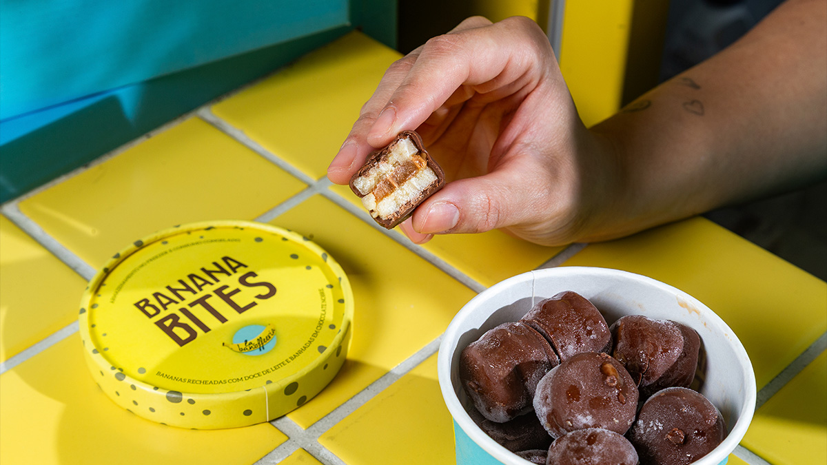 A novidade reúne pequenos "mini sanduíches" de banana com doce de leite, envolvidos por uma camada de chocolate.