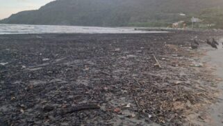 A cidade registrou alagamentos em pontos críticos e historicamente afetados, além de impactos visíveis na faixa de areia da praia