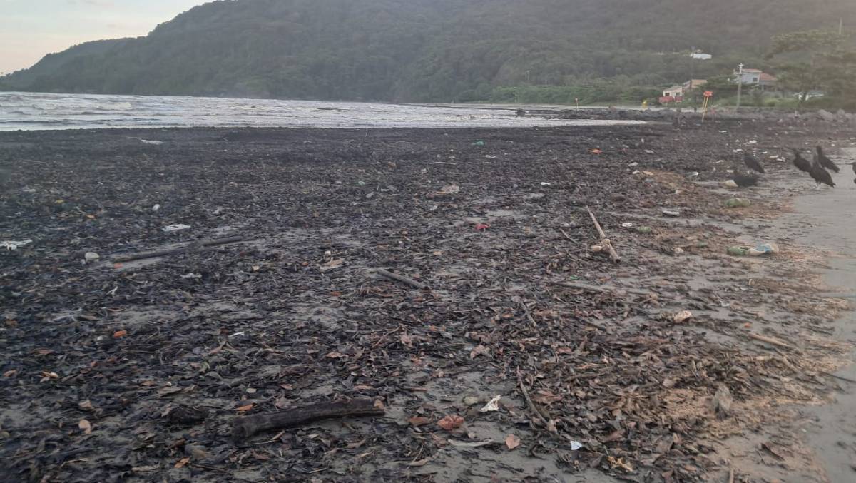 A cidade registrou alagamentos em pontos críticos e historicamente afetados, além de impactos visíveis na faixa de areia da praia