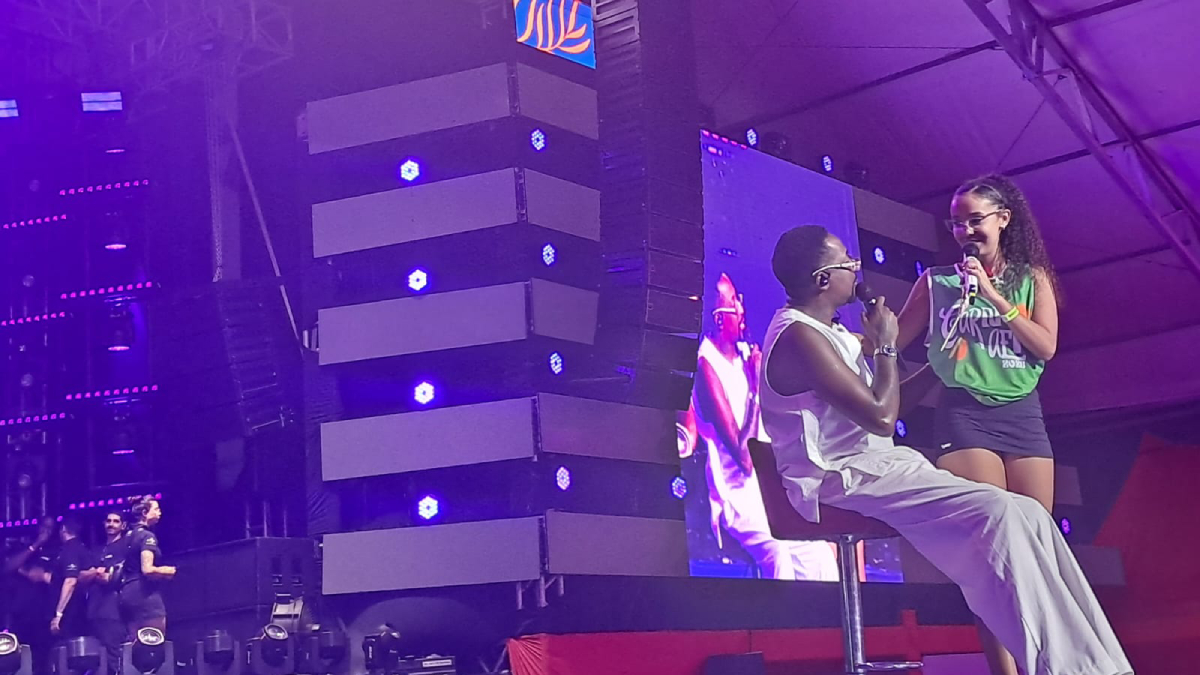 Um dos momentos mais marcantes foi quando Mumuzinho "virou a cadeira" para a espectadora Lavínia, de 20 anos