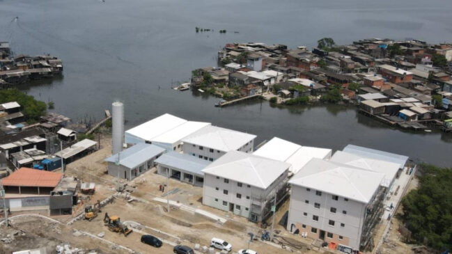 O projeto foca na urbanização integrada e na regularização fundiária